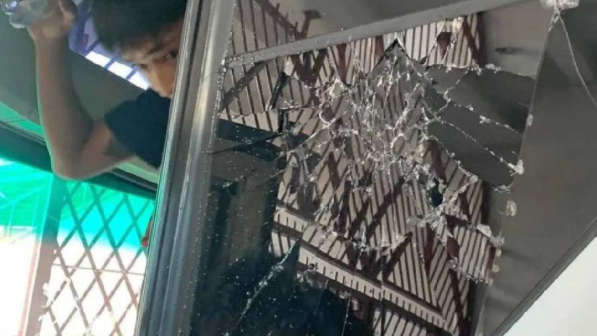 Pecahan kaca di bus timnas Thailand. (ist) - Polri Selidiki Penyerangan Bus Timnas Thailand oleh Suporter Indonesia