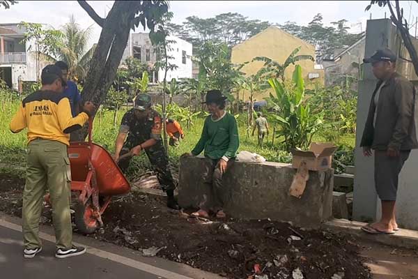 Peduli lingkungan sekitar, Babinsa Sukun, linmas dan warga bersihkan fasum. (ist) - Peduli Lingkungan Sekitar, Babinsa Sukun, Linmas dan Warga Bersihkan Fasum