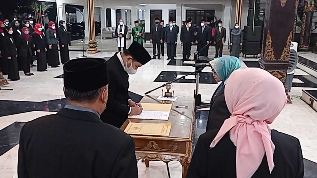 PROSESI: Pelantikan dan pengambilan sumpah jabatan pejabat fungsional di pendopo Kabupaten Jombang. (ful) - 242 Pejabat Fungsional Dilantik di Pendopo Kabupaten Jombang