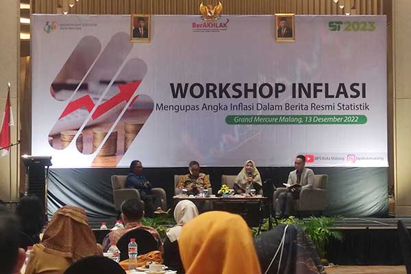 Pemaparan ketiga narasumber ketika menyajikan beragam inflasi dan kebijakannya. (rhd) - Redam Tekanan Global, BPS Kota Malang: Pentingnya Penyajian Angka Inflasi YoY