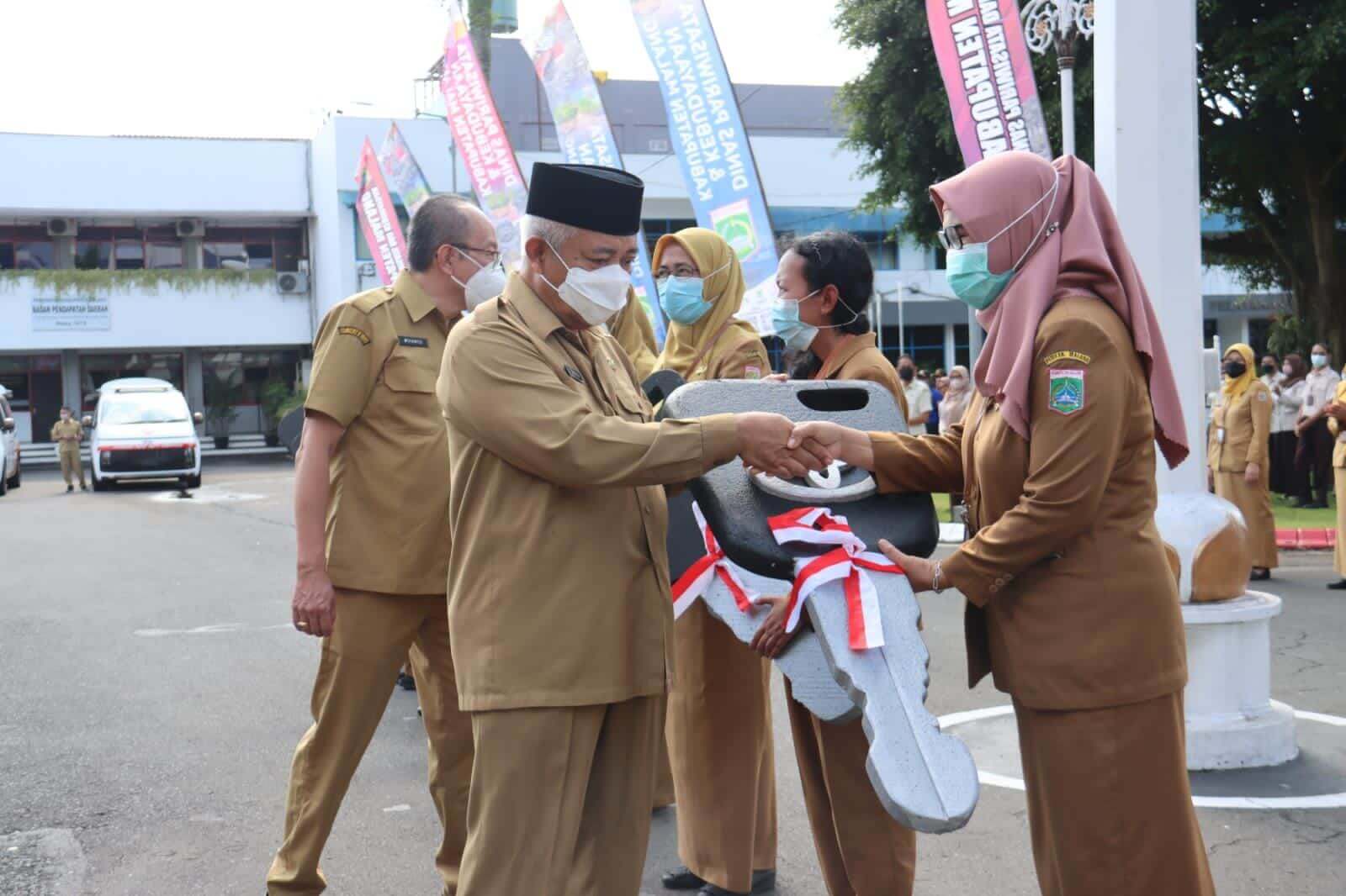 pemberian secara simbolis kunci mobil ambulance kepada perwakilan penerima