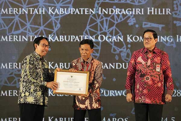 Pemerintah Kota Malang menerima Anugerah Meritokrasi Birokrasi Nasional dari pemerintah pusat. (ist) - Pemkot Malang Raih Anugerah Meritokrasi Birokrasi Nasional