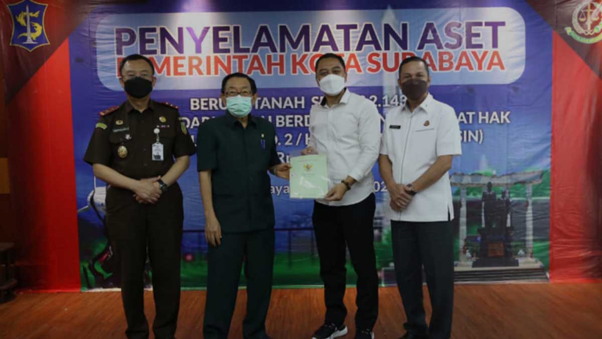 SINERGI: Pemkot Surabaya bersinergi dengan pihak kejaksaan untuk melakukan upaya penyelamatan aset negara - Eri Cahyadi: Pendampingan Kejaksaan Semoga Aset Pemkot Bisa Kembali Semua