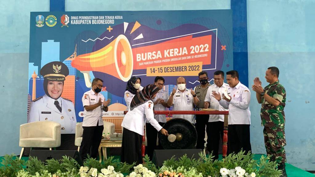 pemkab bojonegoro jemput bola gelar bursa kerja di smk