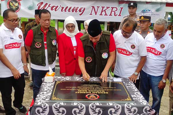 Penandatanganan prasasti peresmian Warung NKRI ke-19 di Wisata Bukit Sentul. (rhd) - BNPT-GAP Resmikan Warung NKRI ke-19 di Wisata Bukit Sentul, Ini Tujuannya