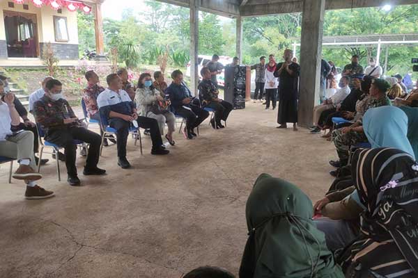 Pendamping masyarakat adat Kawi, Wanto, meminta Kemenko PMK merehabilitasi hutan adat. (rhd) - Kunjungi Selorejo Dau Malang, Enam Deputi Kemenko PMK Disambati Warga
