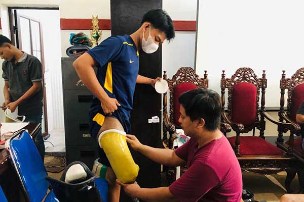 Dinsos Distribusikan Kaki Palsu untuk 23 Penyandang Disabilitas di Kabupaten Malang 1 Penerima bantuan tengah fitting kaki palsu. (ws6) - Dinsos Distribusikan Kaki Palsu untuk 23 Penyandang Disabilitas di Kabupaten Malang