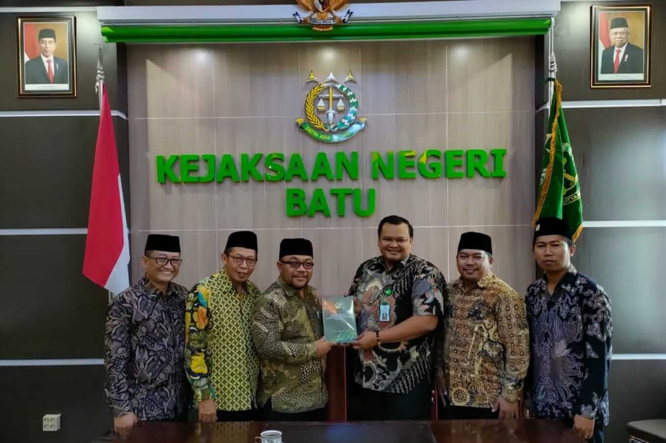 pengurus ldii kota batu bertukar cinderamata dengan kasi intel kejari batu