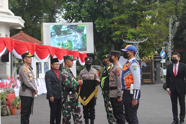 Penyematan atribut personel Operasi Lilin Semeru pengamanan Nataru. (ist) - Pengamanan Nataru, Forkompinda Kota Malang Gelar Pasukan Operasi Lilin