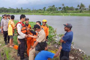 Perahu Pencari Rumput Terbalik Saat Menyeberang Sungai Brantas