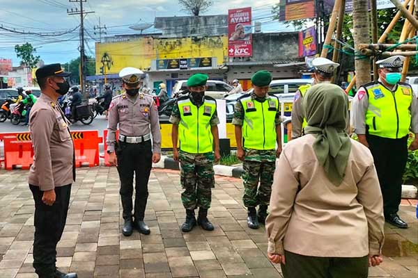 Personel Kodim 0833 turut amankan Nataru. (ist) - Personel Kodim 0833 Turut Amankan Nataru