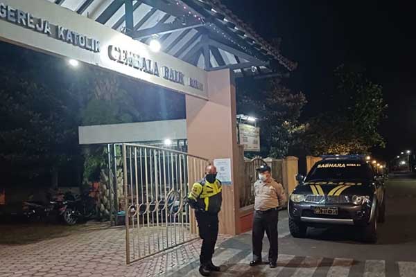 Petugas berpatroli di salah satu tempat ibadah Umat Katolik di Kota Batu. (ist) - Jelang Nataru, Polres Batu Mulai Tingkatkan Patroli