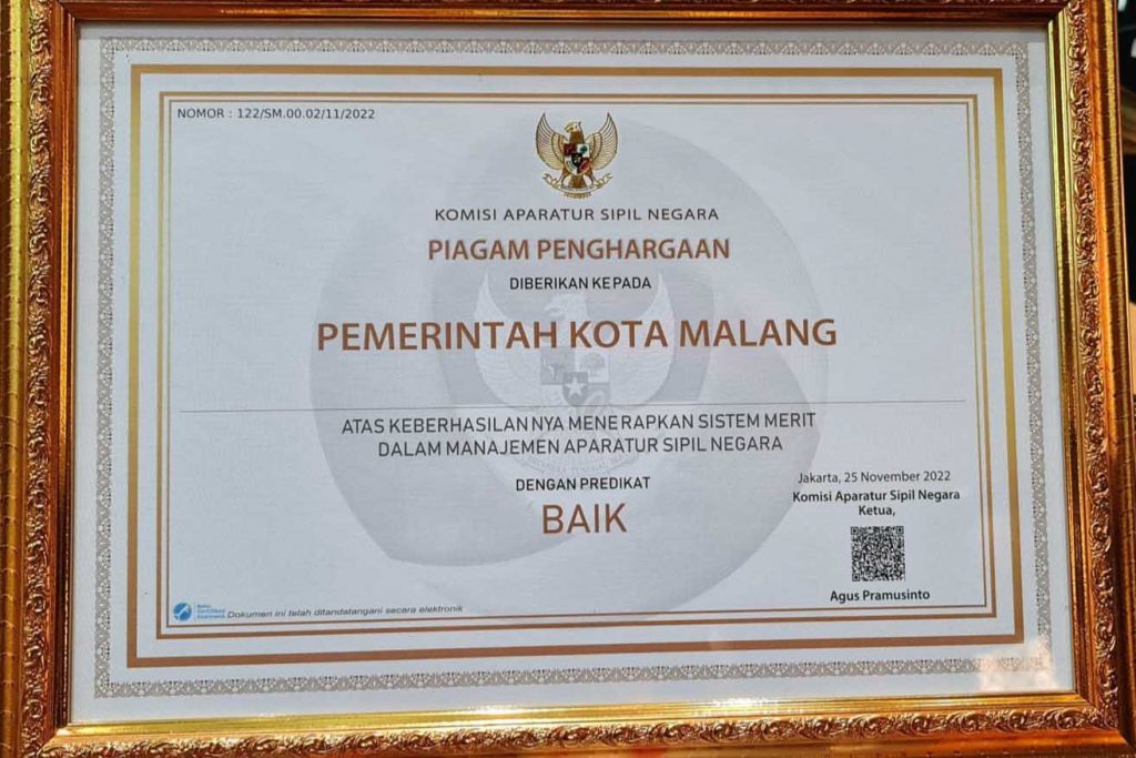 Piagam penghargaan yang diterima Pemkot Malang dari Komisi Aparatur Sipil Negara. (ist) - Pemkot Malang Raih Anugerah Meritokrasi Birokrasi Nasional