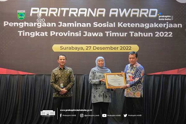 Plh Wali Kota Batu, Zadim Efisiensi menerima penghargaan Paritrana Award dari Gubernur Jatim. (ist) - Pemkot Batu Raih Runner Up Penghargaan Paritrana Award 2022 Provinsi Jatim