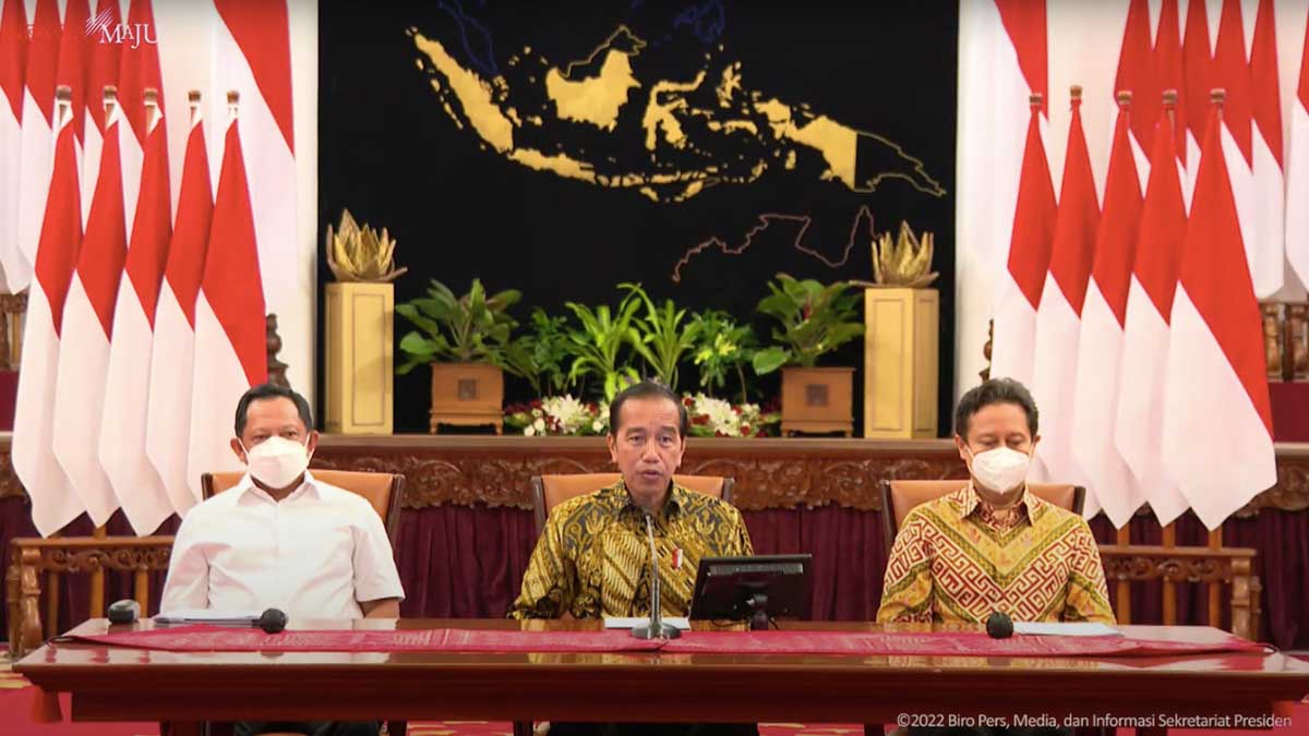 Presiden Joko Widodo bersama Menkes Budi dan Mendagri Tito. (ist) - Jokowi: PPKM Resmi Dicabut, Tetap Pakai Masker!