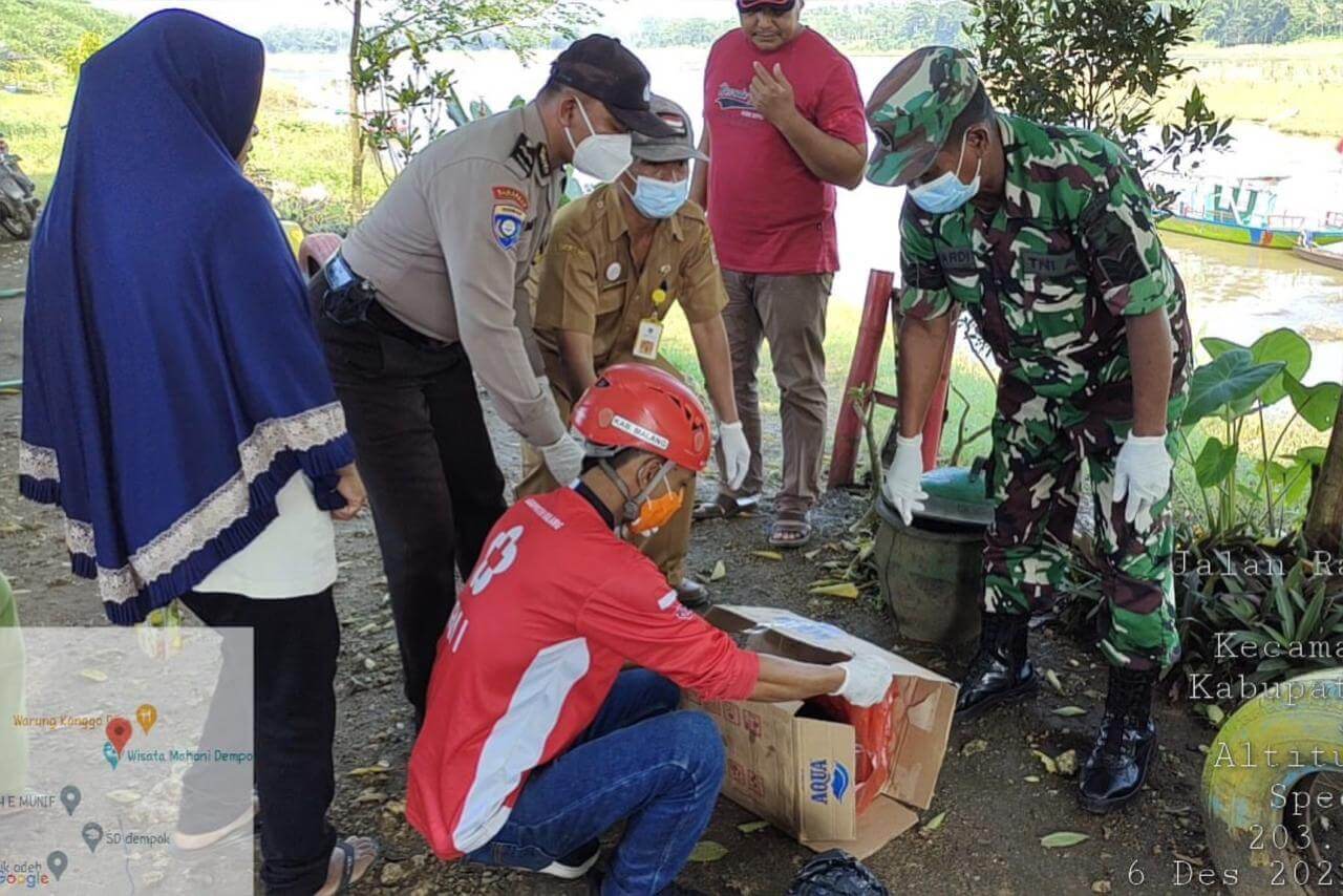 proses evakuasi jenazah bayi perempuan yang dibuang ke sungai brantas.