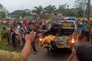 proses evakuasi korban dan mobil yang ditabrak kereta api di sumber pucung.