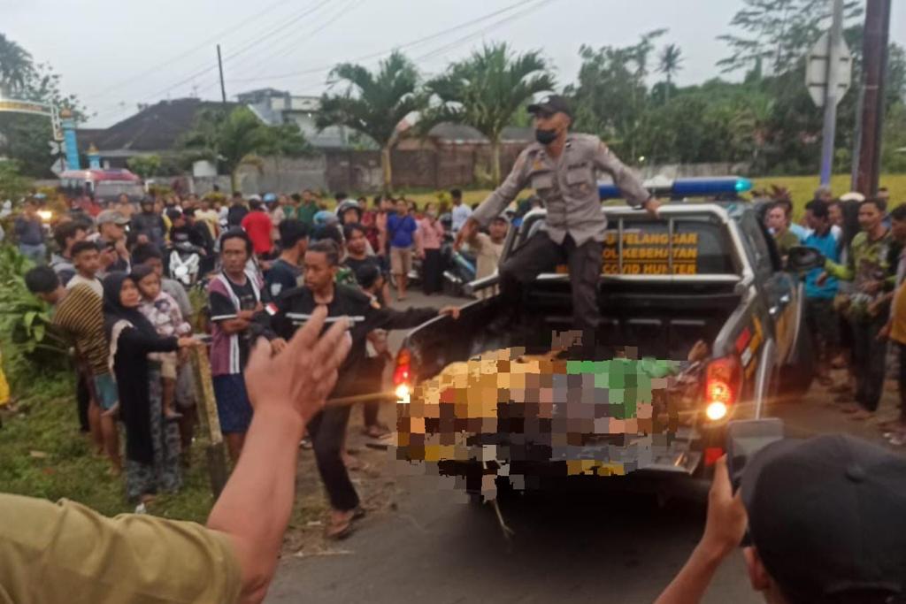 proses evakuasi korban dan mobil yang ditabrak kereta api di sumber pucung.