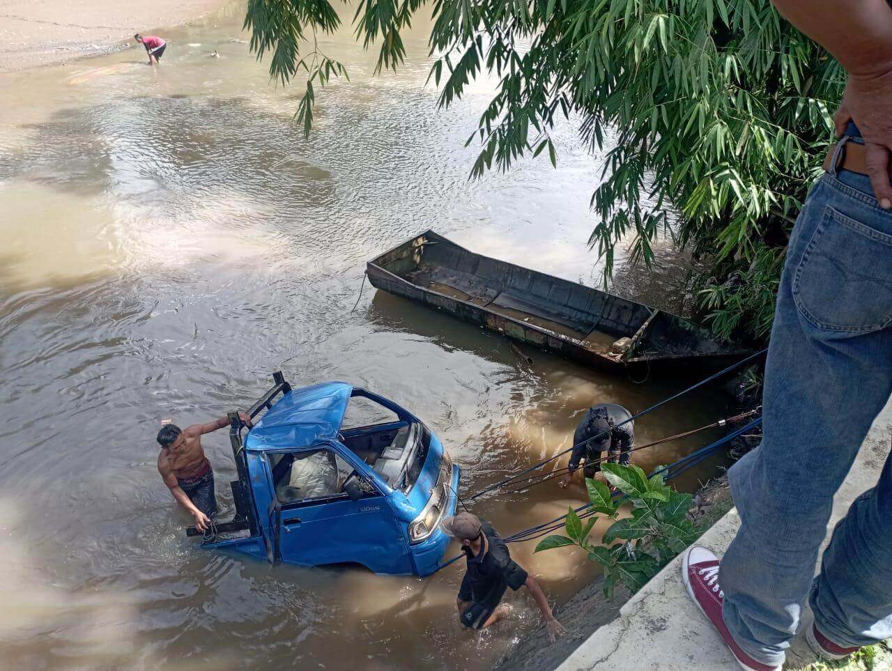 proses evakuasi mobil pencari pasir