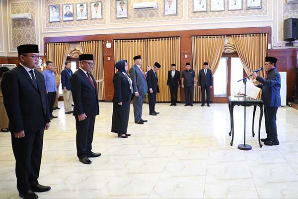 Proses pelantikan kelima pejabat baru Perumda Air Minum Tugu Tirta Kota Malang dan BPR Tugu Artha Sejahtera. (ist) - Lantik Pejabat Tugu Tirta dan Tugu Artha, Sutiaji: Semoga Membawa Perubahan