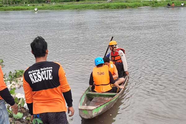 Proses pencarian korban tenggelam Kali Brantas. (ist) - Perahu Pencari Rumput Terbalik Saat Menyeberang Sungai Brantas