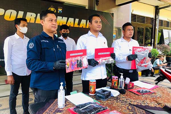 Rilis pelemparan bondet di rumah petugas lapas. (ws6) - Lantaran Sakit Hati, Rumah Petugas Lapas Dilempari Bondet oleh Mantan Napi