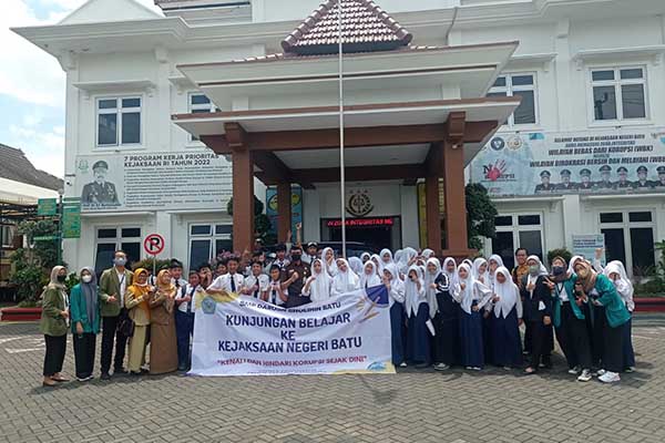 Rombongan SMP Darlin foto bersama staff Kejari Batu. (ist) - Projek Penguatan Profil Pelajar Pancasila, SMP Darush Sholihin Berkunjung ke Kejari Batu