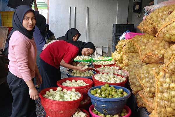 Rutinitas pekerja home industri keripik buah khas Batu di Desa Tulungrejo. (ist) - Jelang Nataru, Permintaan Keripik Buah Khas Batu Meroket