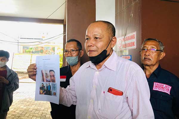 Saat Wasis Siswoyo menunjukkan bukti foto Atoilah. (ws6) - Salah Satu Kuasa Hukum Korban Tragedi Kanjuruhan Akan Tuntut Lima Nama Rp146 Miliar