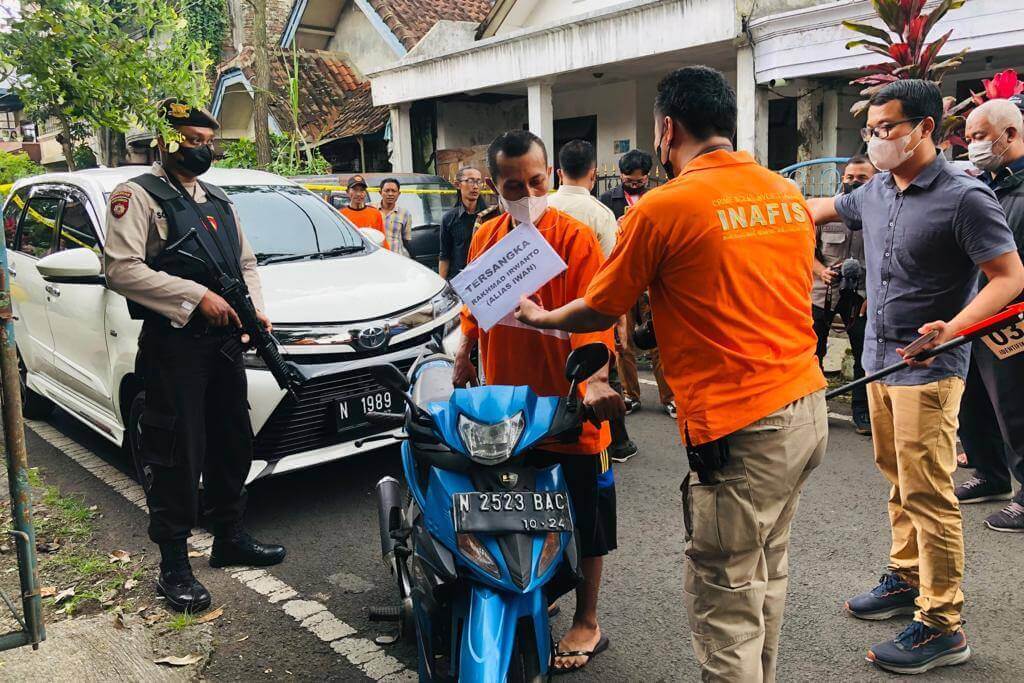 saat adegan ke 25 saat tersangka membonceng saksi yang pertama menemukan korban meninggal