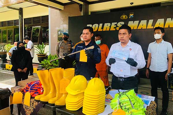Saat tersangka dan barang bukti dihadirkan pada press rilis oleh pihak kepolisian. (ws6) - Polres Malang Tetapkan Dua Nama Tersangka Pembongkaran Stadion Kanjuruhan