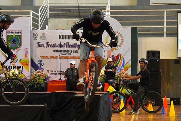 Salah satu pertunjukan Olahraga dari Atlet sepeda di Festival Fun Fresh And Healty yang Digelar KORMI. (ist) - Kormi Kota Batu Gelar Fun Fresh and Healty Festival