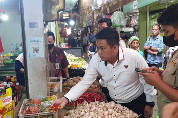 Satgas Pangan Satreskrim Polres Malang melakukan peninjaun ke pasar. (ist) - Satgas Pangan Polres Malang Pastikan Stok dan Harga Kebutuhan Pokok di Pasar Tradisional