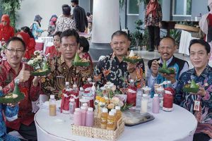 Sekda Batu dan beberapa kepala OPD dalam Festival Sego Empok. (ist) - Festival Sego Empok 2022 Kota Batu Hadirkan Ribuan Porsi Gratis