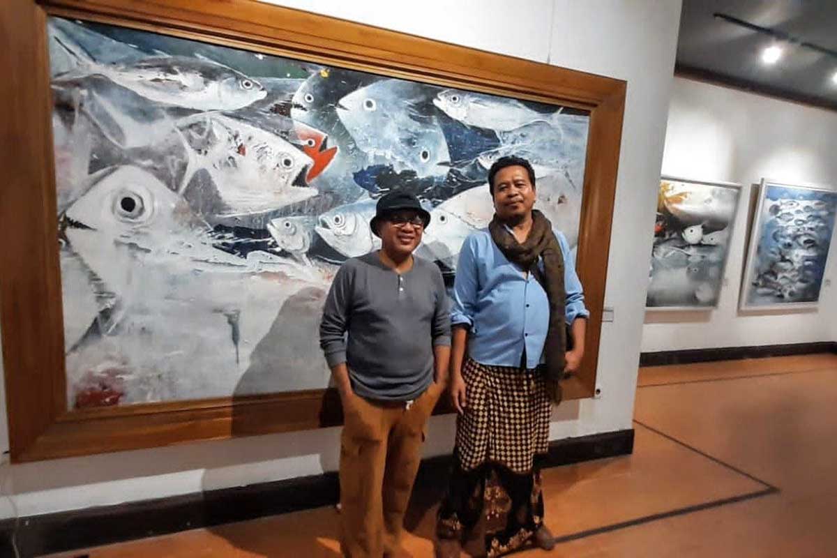 Seniman keramik Kota Batu, Mukhlis Arif turut mengapresiasi Pameran Tunggal karya lukisan Najib Amrullah. (dik) - Pelukis Asal Tuban Sukses Gelar Pameran Tunggal di Galeri Raos Batu