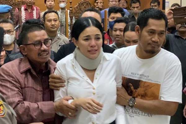 Sidang kasus pencemaran nama baik selebriti Nikita Mirzani. (ist) - Nikita Mirzani Divonis Bebas Kasus Pencemaran Nama Baik