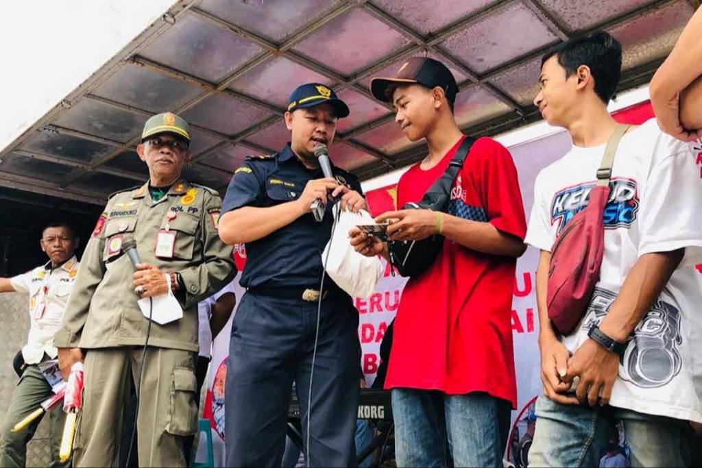 Sosialisasi dan penjelasan ciri-ciri rokok ilegal kepada masyarakat. (ws6) - Satpol PP Kabupaten Malang dan Bea Cukai Sobo Pasar Gempur Rokok Ilegal - Sobo Pasar Wonosari dan Kromengan