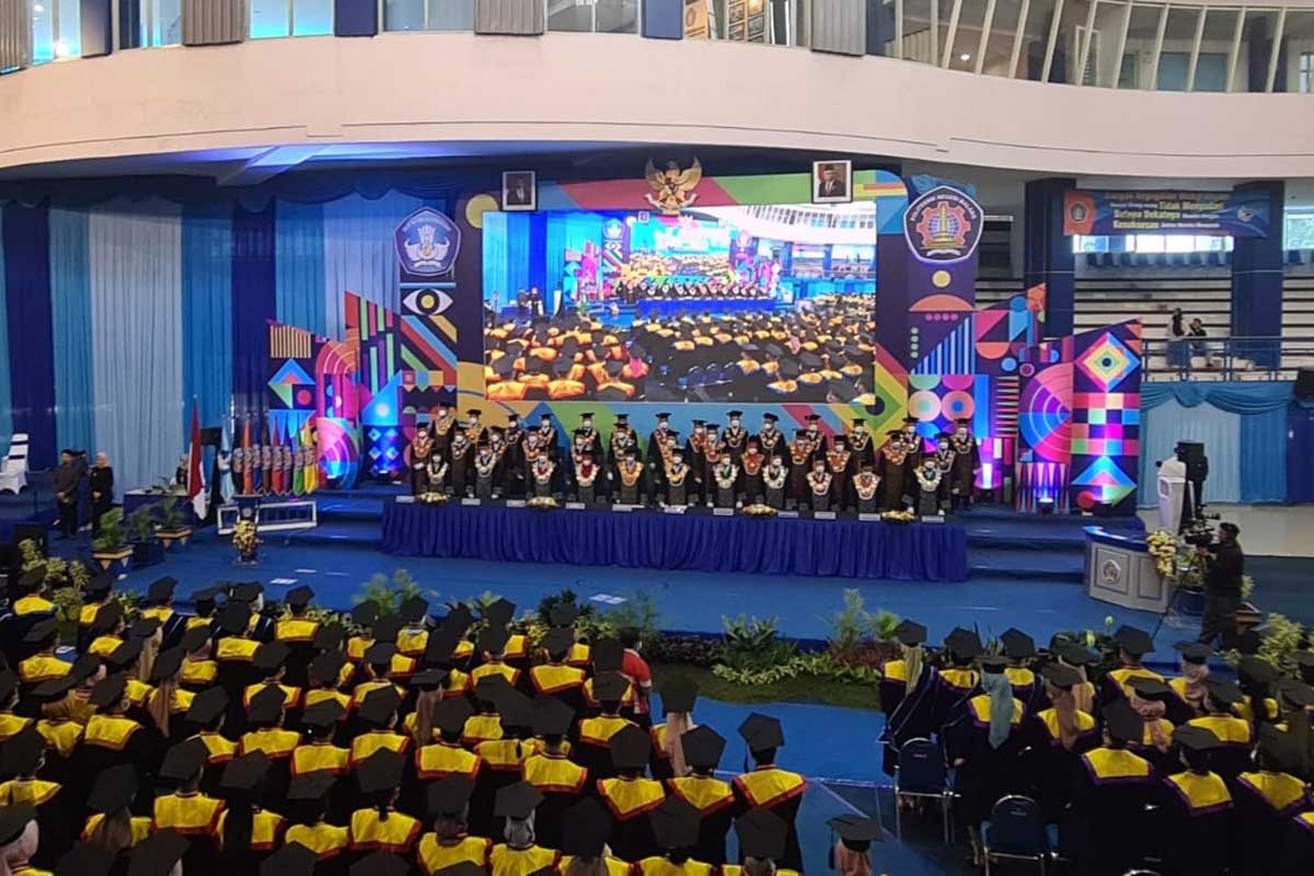 Suasana wisuda Direktur Polinema, Supriatna Adhisuwignjo ST MT. (ist) - Wisuda 884 Lulusan, Polinema Launching Smart Card Bagi Maba