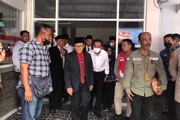 sutiaji dan rombongan usai melakukan peninjauan ke pertamina