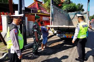 TNI-Polri tetap laksanakan Pos Pam PMK. (ist) - Kodim 0833 Kerahkan Babinsa Jajaran Tetap Laksanakan Pos Pam PMK