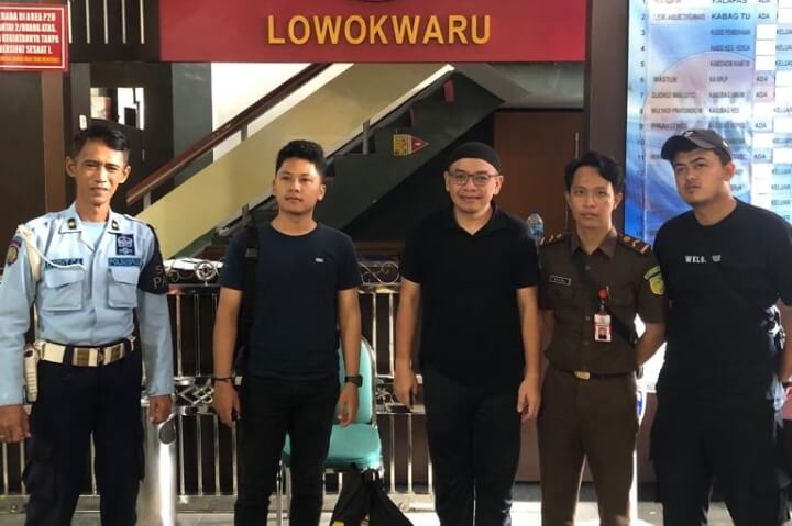 tersangka raj saat diserahkan ke lapas kelas 1a lowokwaru untuk masa penahanan 20 hari.
