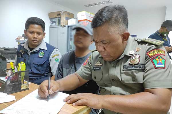 Tipiring pada pemilik kendaraan dan jukir nakal. (ist) - Pemkot Malang Operasi Gabungan Tertibkan Pengendara dan Jukir Nakal