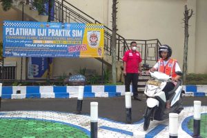 UJIAN PRAKTIK: Para pemohon SIM yang gagal mengikuti ujian praktik, dapat mengulang lagi pada hari itu juga. (ist) - Kata Siapa Mengurus SIM di Satpas Singosari Sulit?