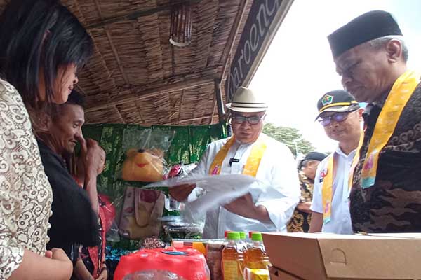 Wakil Wali Kota Malang mampir di salah satu stand penjual. (ws7) - Wakil Walikota Malang Apresiasi Kampoeng Klampok Kasri Jaman Biyen