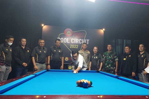 Wakil Walikota Malang menyodok bola bilyard penanda pembukaan POBSI Pool Circuit Sere V. (ist) - Bangkitkan Semangat Olahraga, Kodim 0833 Dukung Kejuaraan POBSI Seri V