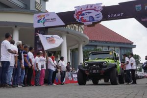 Wali Kota Batu Dewanti Rumpoko melepas peserta Rally. (ist) - Ratusan Mobil Ramaikan KWB Auto Rally 2022