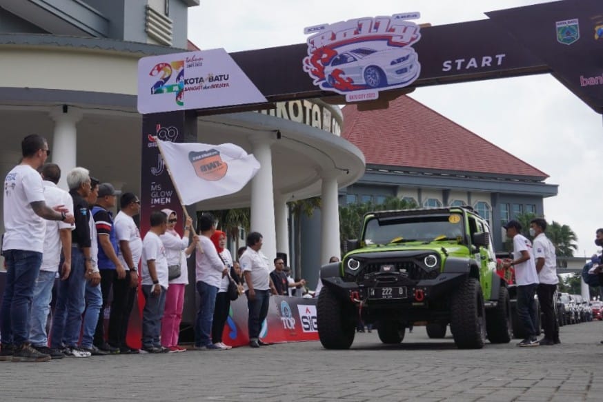 Wali Kota Batu Dewanti Rumpoko melepas peserta Rally. (ist) - Ratusan Mobil Ramaikan KWB Auto Rally 2022