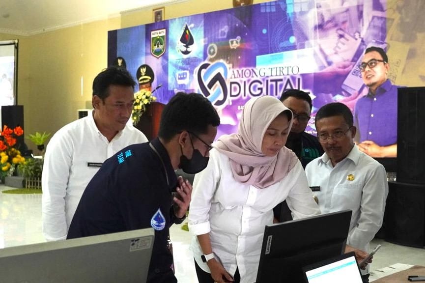 Wali Kota Batu Dewanti Rumpoko melihat mekanisme layanan Among Tirto Go digital. (foto:ist)