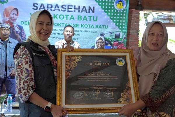 Wali Kota Batu, Dewanti Rumpoko menerima penghargaan dari perwakilan Gapoktan se-Kota Batu. (ist) - Dewanti Diganjar Penghargaan Srikandi Pertanian Oleh Gapoktan