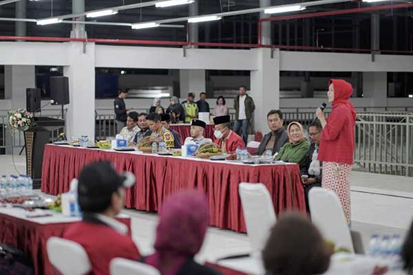 Wali Kota Batu melakukan pertemuan dengan para pedagang pasar Batu. (ist) - Dewanti Sampaikan Sejumlah Pesan Kepada Pedagang Pasar Batu Sebelum Lengser